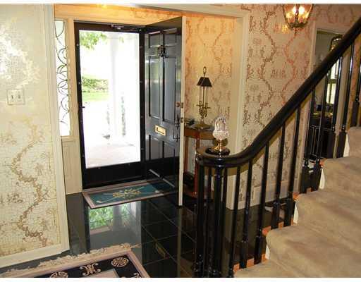 797 Elm Spring Road Mt. Lebanon, PA 15243 - Photo 5 of 18 Entry/Foyer.