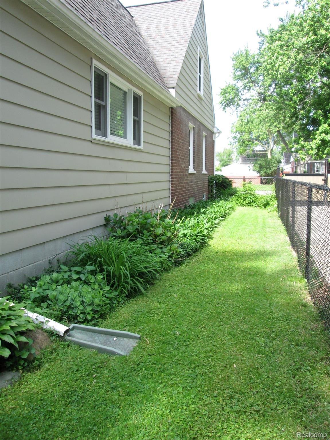 3512 Wakefield Road Berkley, MI 48072 - Photo 6 of 44 wake-gardens2.JPG