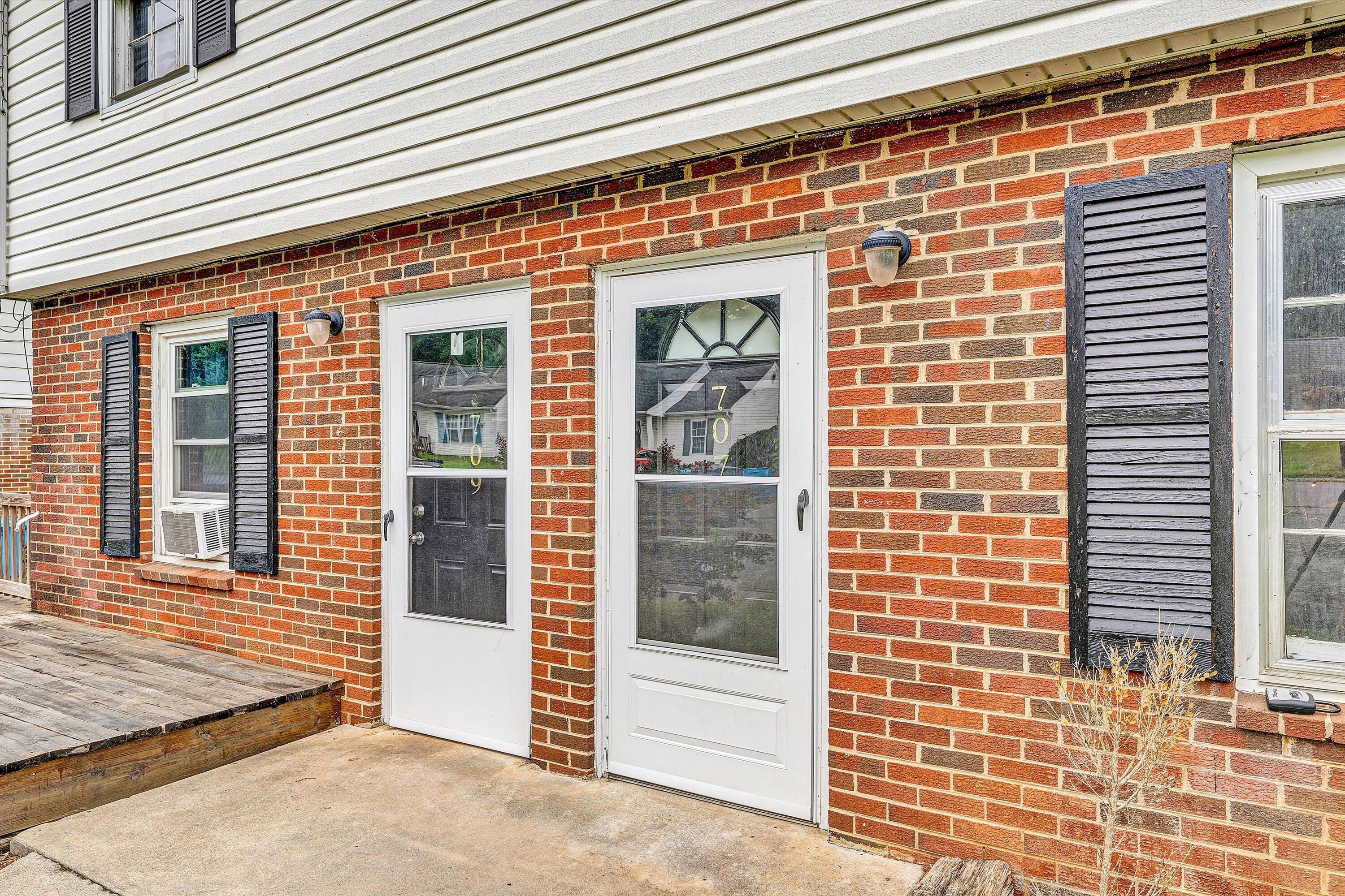 713 Bibb Street Northeast Roanoke, VA 24012 - Photo 4 of 25 03-DSC08658