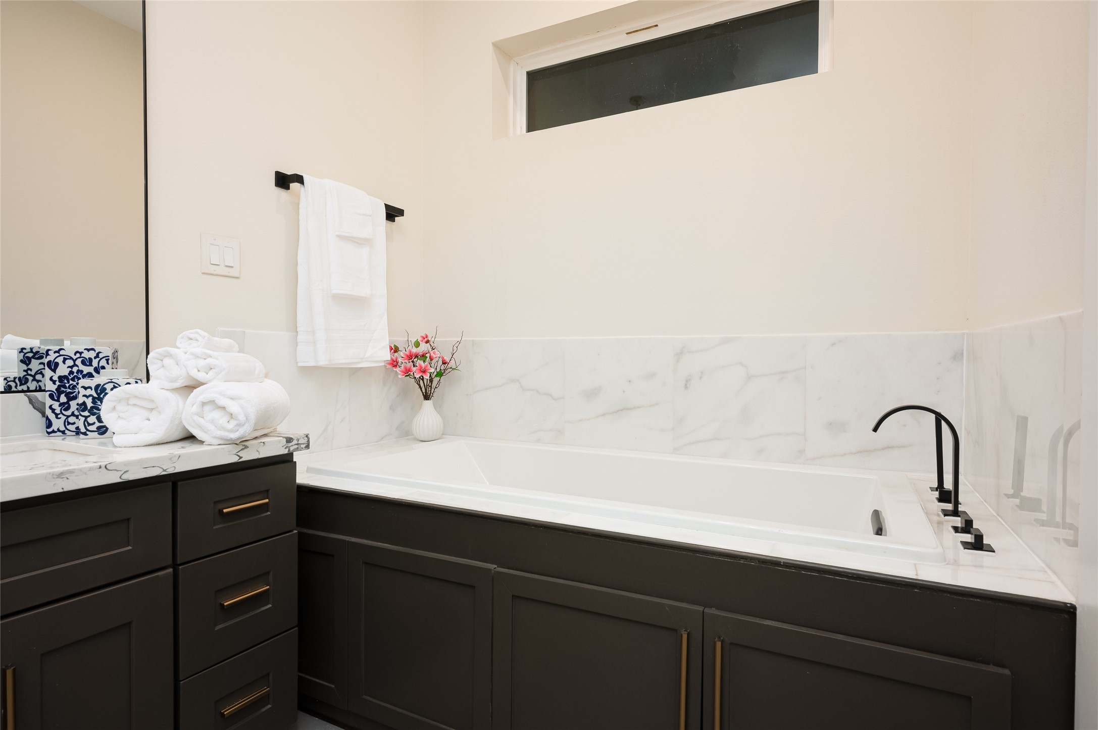 917 Thompson Street Houston, TX 77007 - Photo 33 of 48 a bathroom with a sink and a mirror