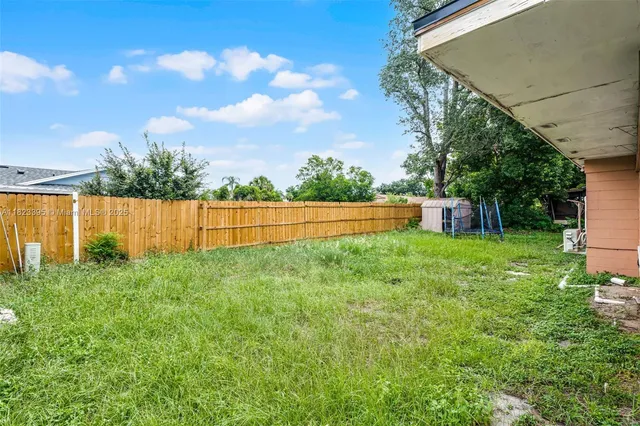 a view of a backyard