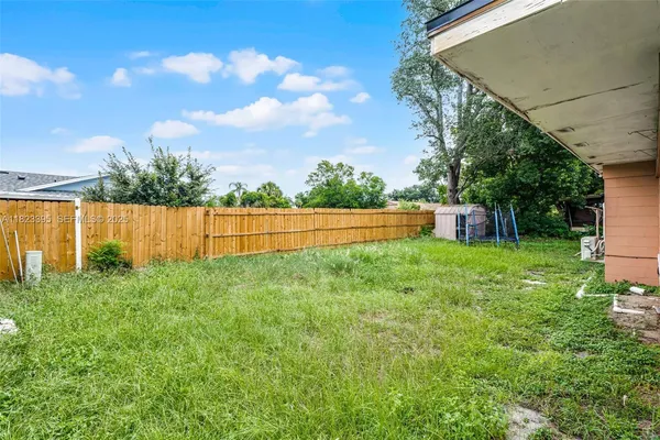 a view of a backyard