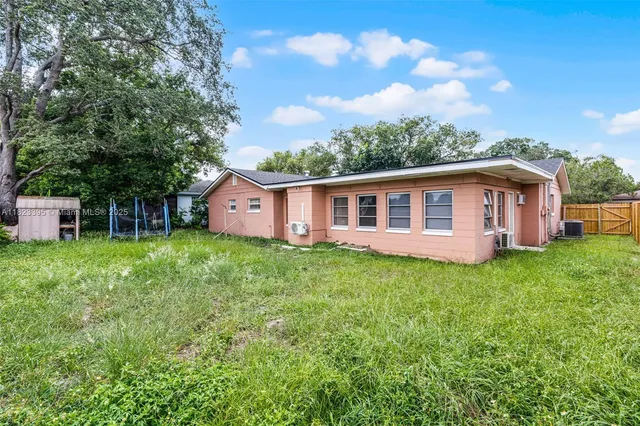 a view of a house with backyard and garden