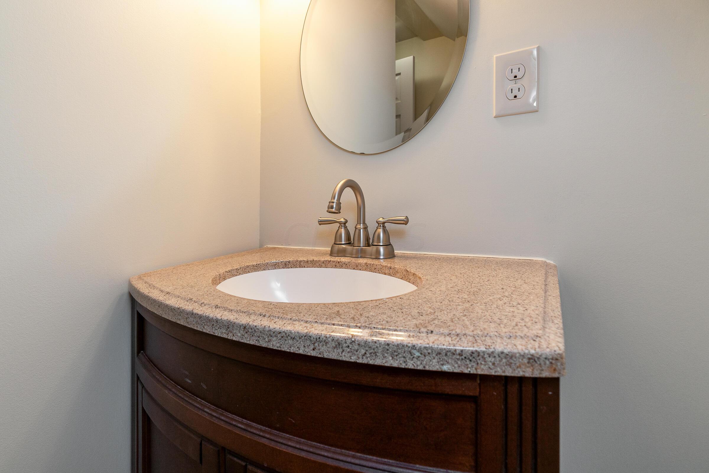 856 Neil Avenue Columbus, OH 43215 - Photo 31 of 42 3rd level full bathroom