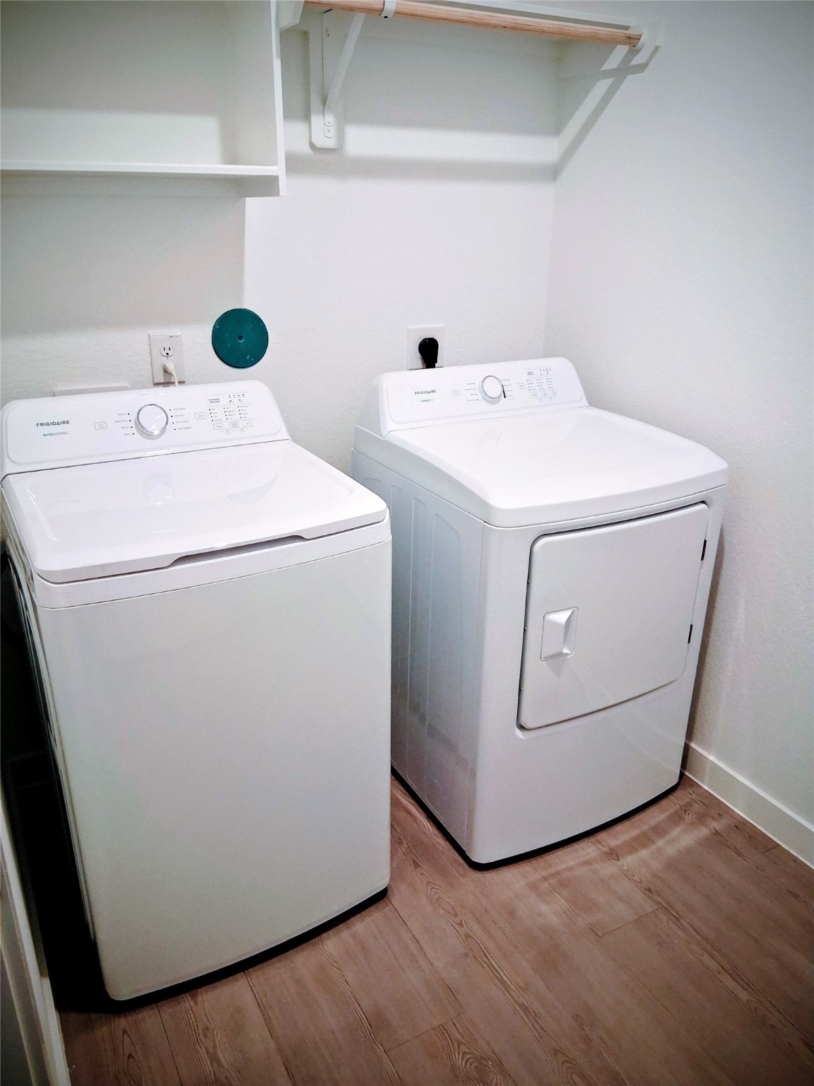 1047 Blue Stone Drive Beasley, TX 77417 - Photo 6 of 11 a utility room with dryer and washer
