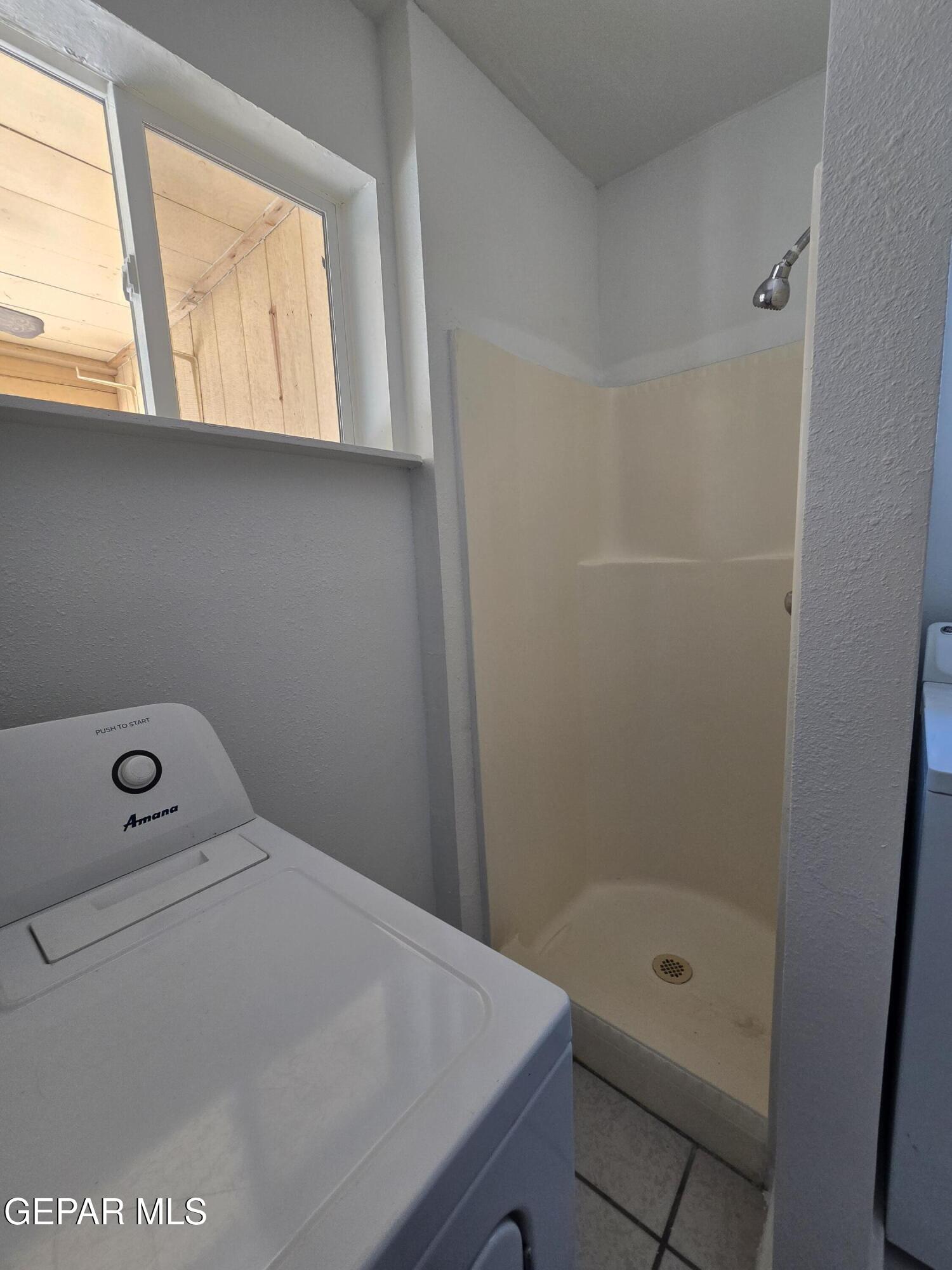 226 Coronado Road El Paso, TX 79915 - Photo 19 of 22 a bathroom with a bathtub and window