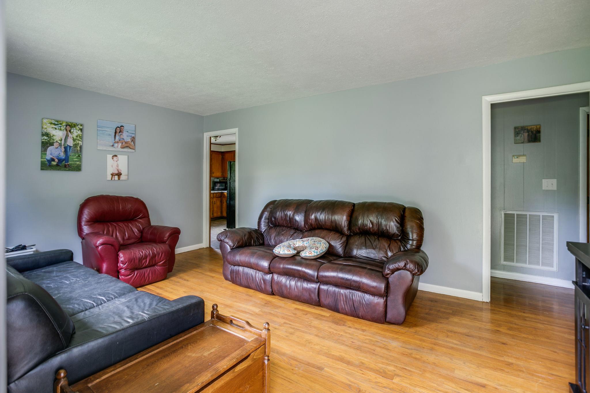 2818 Ewell Elliott Road Springfield, TN 37172 - Photo 5 of 24 a living room with furniture