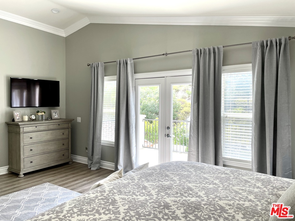 26810 Kendall Lane Stevenson Ranch, CA 91381 - Photo 26 of 44 a view of room with window and walk in closet