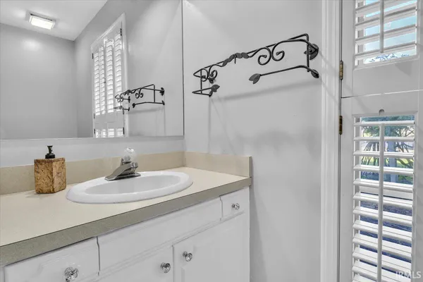 $592,000 | 1711 Old Plank Road, Newburgh, IN 47630