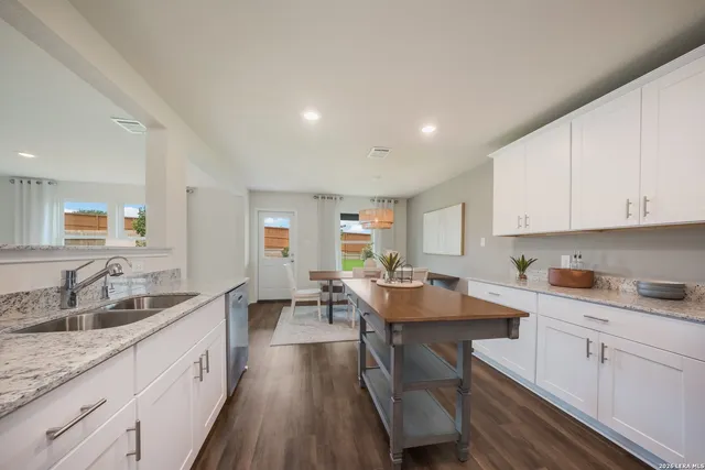 $304,530 | 432 Raven Row, Marion, TX 78124