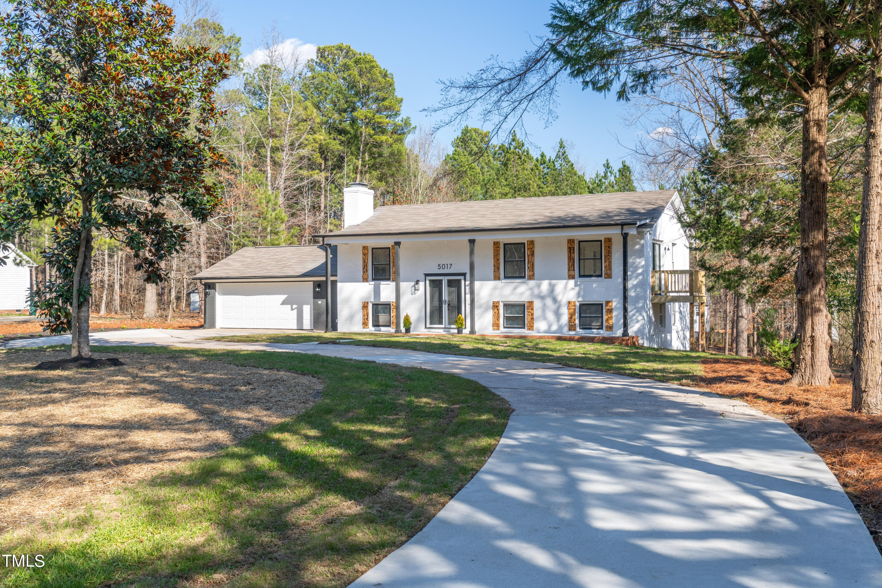 a view of a house with a backyard