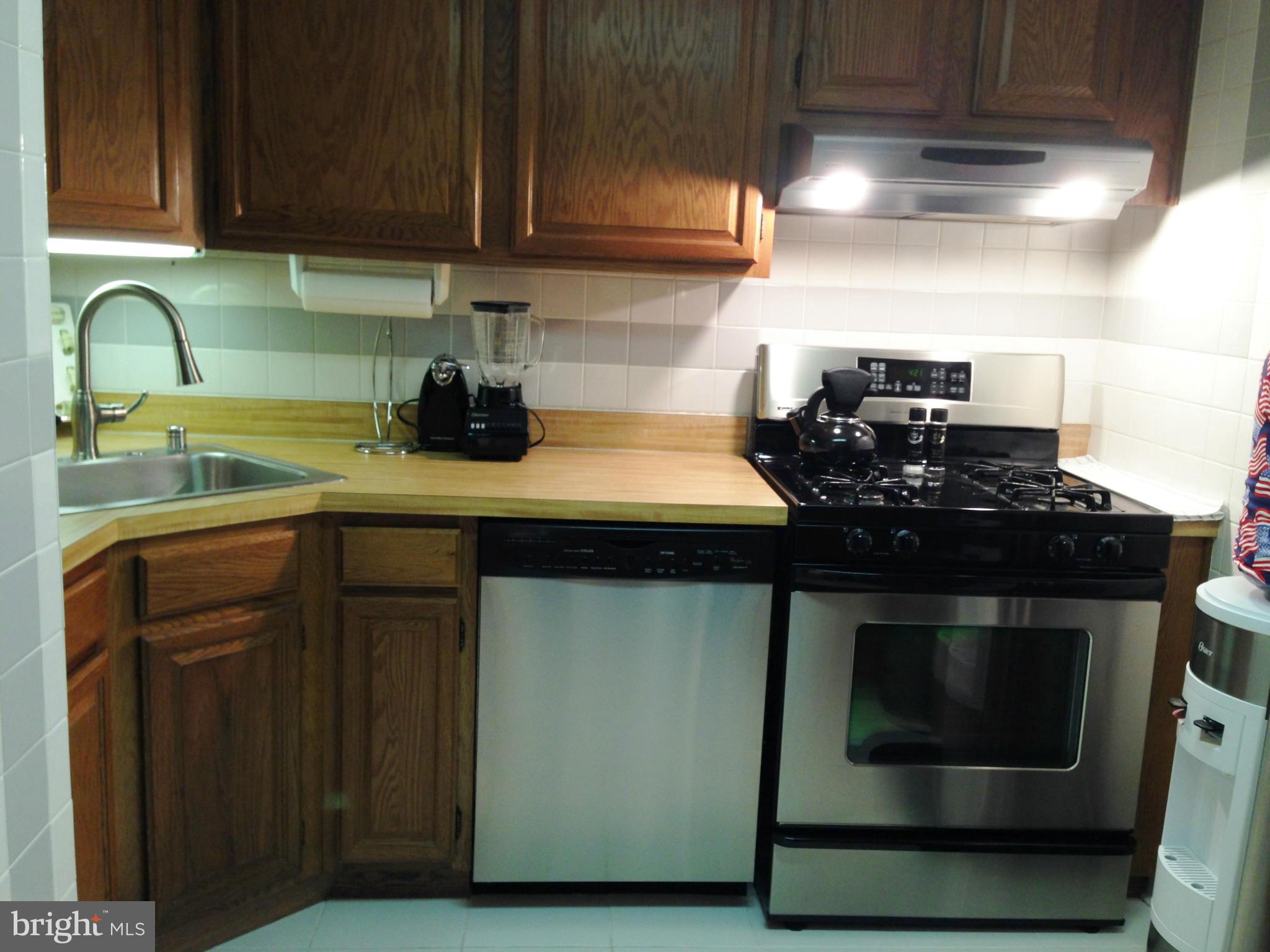 1411 Northgate Square, Unit 2A Reston, VA 20190 - Photo 12 of 26 Bright Kitchen