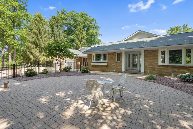 $1,659,240 | 15665 Portage Road, Vicksburg, MI 49097