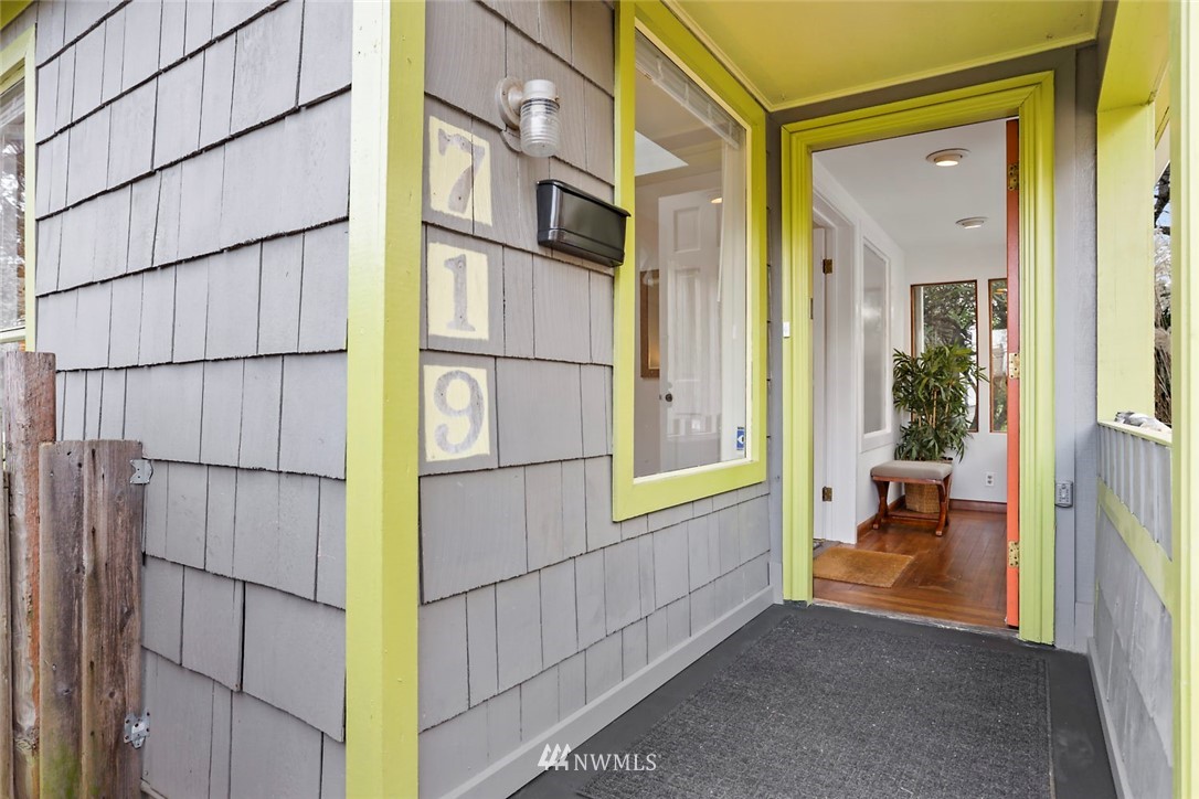 719 North 45th Street Seattle, WA 98103 - Photo 3 of 26 Gallery Image 3