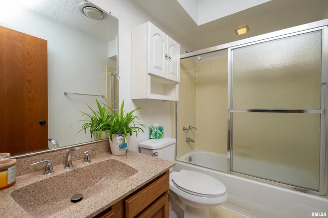 $274,900 | 4554 Bunker Hill Drive, Bettendorf, IA 52722