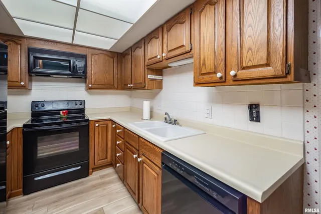 $274,900 | 4554 Bunker Hill Drive, Bettendorf, IA 52722