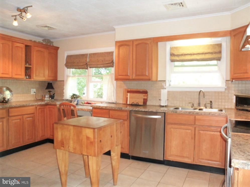 192 Trail Road Hershey, PA 17033 - Photo 6 of 31 Large updated kitchen