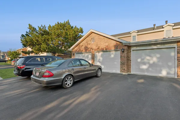 $360,000 | 7235 Willow Way Lane, Unit B, Willowbrook, IL 60527