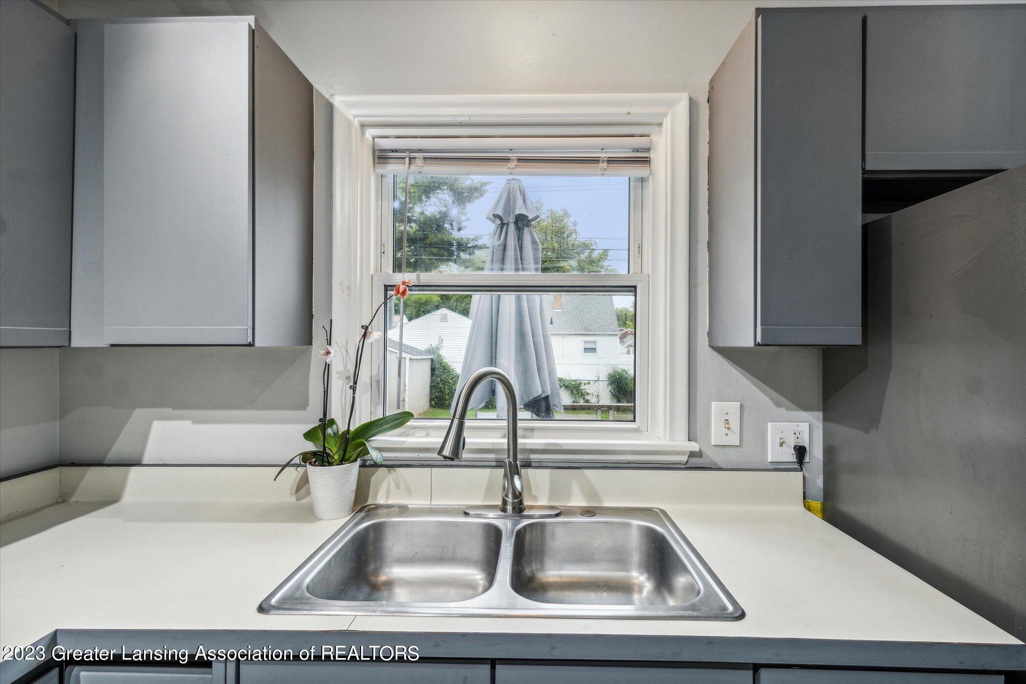 1906 West Rundle Avenue Lansing, MI 48910 - Photo 14 of 47 16-1906-W-Rundle-Ave-Lansing-MI-48910-Wi