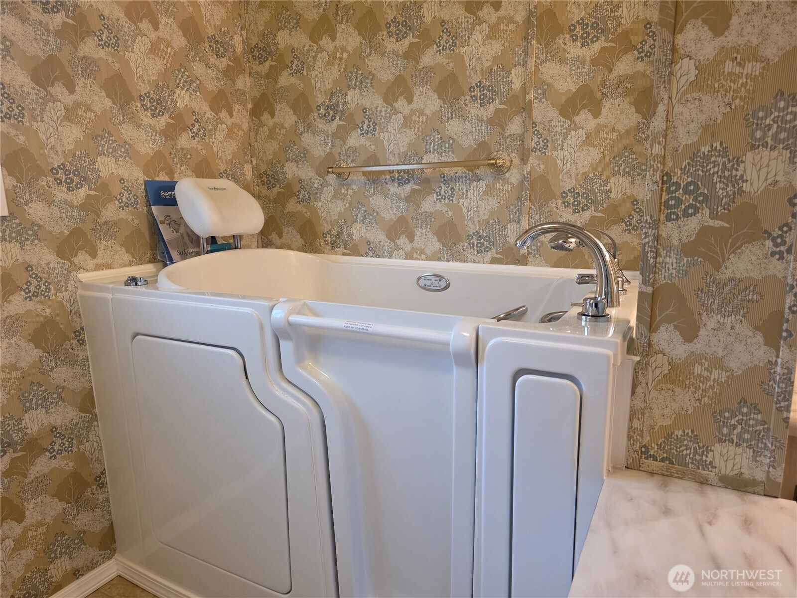 620 112th Street Southeast, Unit 323 Everett, WA 98208 - Photo 11 of 14 a utility room with dryer and washer