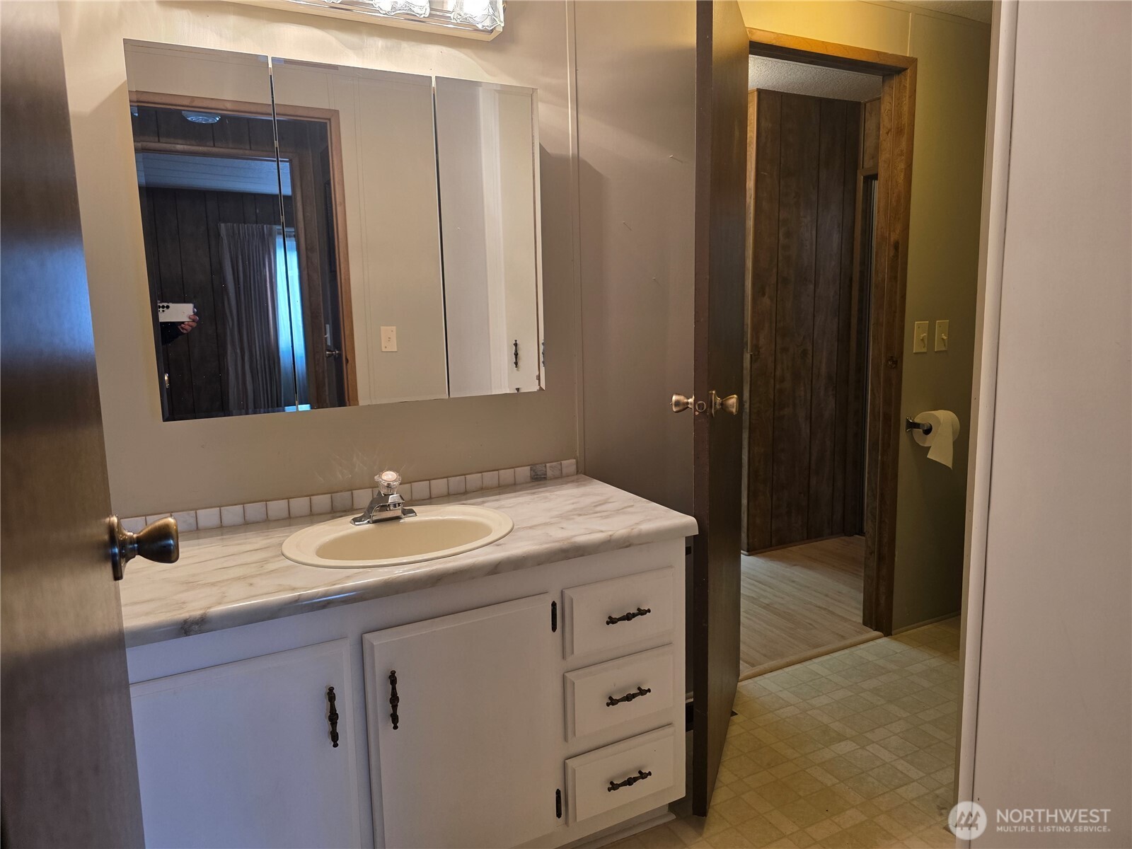 620 112th Street Southeast, Unit 323 Everett, WA 98208 - Photo 13 of 14 a bathroom with a sink and a mirror