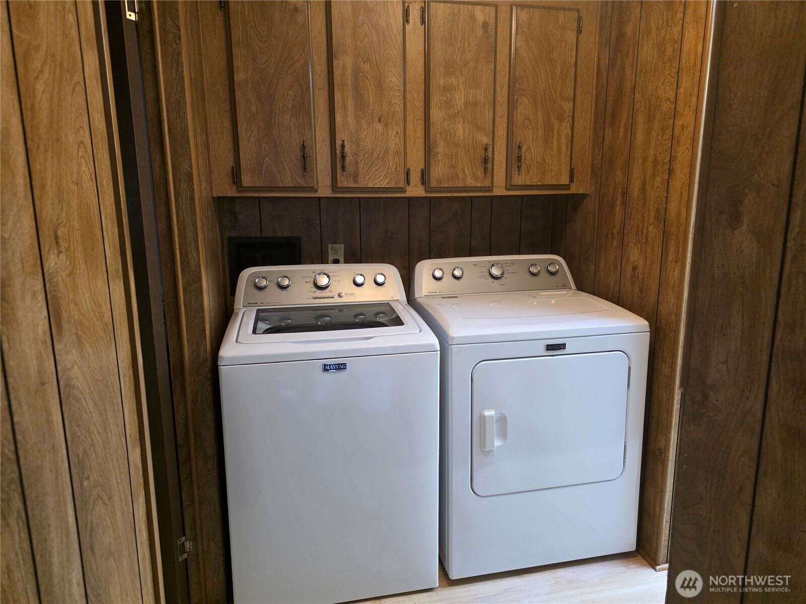 620 112th Street Southeast, Unit 323 Everett, WA 98208 - Photo 8 of 14 a utility room with dryer and washer