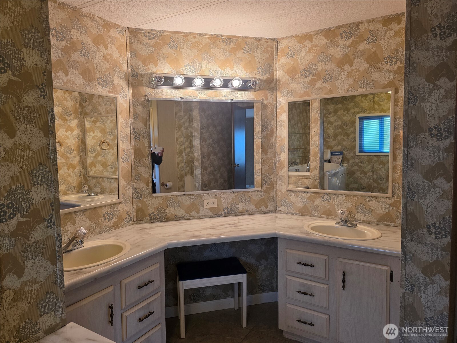 620 112th Street Southeast, Unit 323 Everett, WA 98208 - Photo 10 of 14 a bathroom with a sink and a mirror