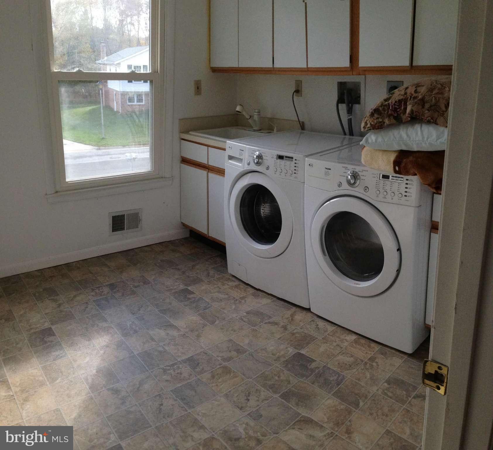 1616 Hopefield Road Silver Spring, MD 20905 - Photo 15 of 22 a utility room with dryer and washer