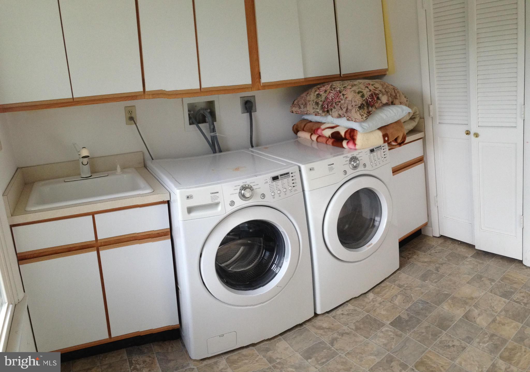 1616 Hopefield Road Silver Spring, MD 20905 - Photo 16 of 22 a utility room with dryer and washer