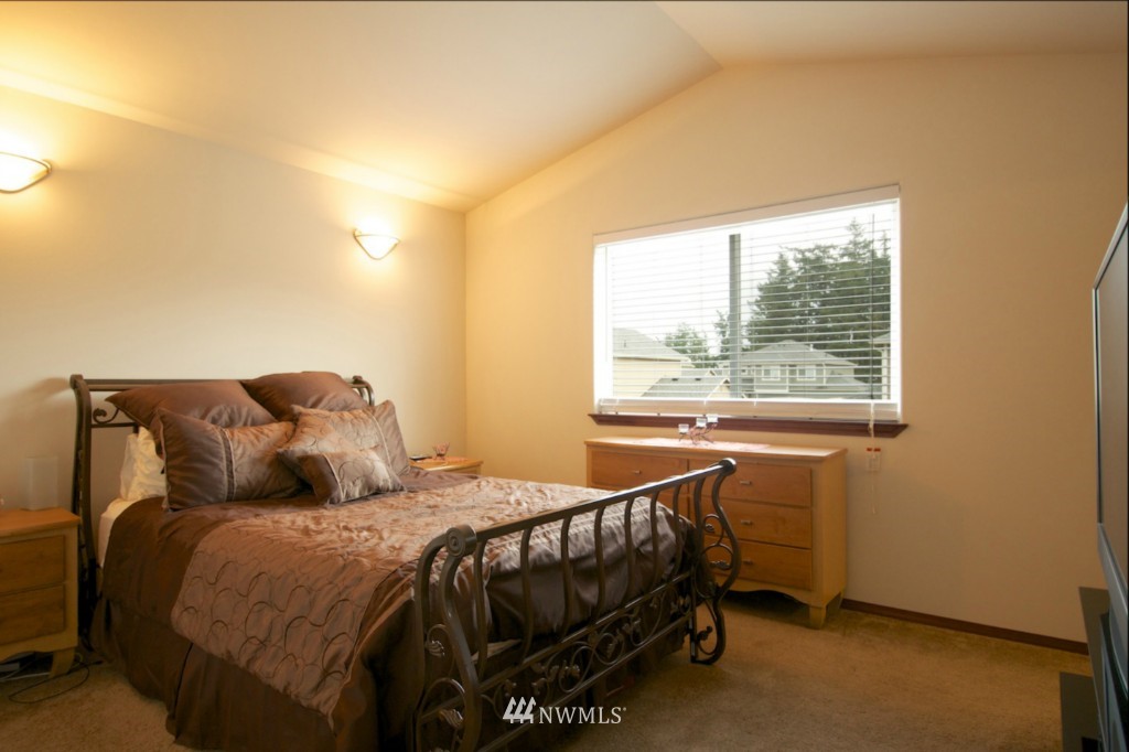 2555 Southwest Navigator Loop Oak Harbor, WA 98277 - Photo 11 of 20 Gallery Image 11