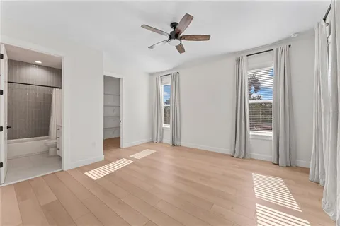 a view of a livingroom with a ceiling fan & entryway