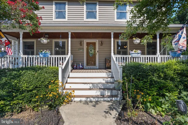 a view of a house with a small yard and plants