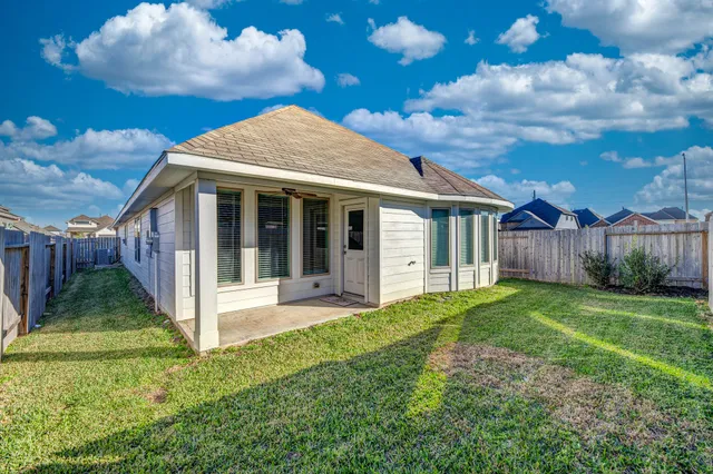 a view of a house with backyard and porch