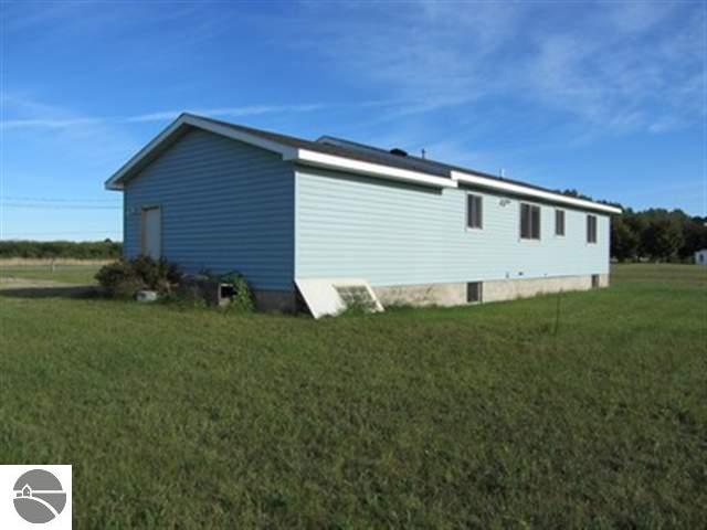16821 Center Road Traverse City, MI 49686 - Photo 3 of 17 1729959-2.JPG