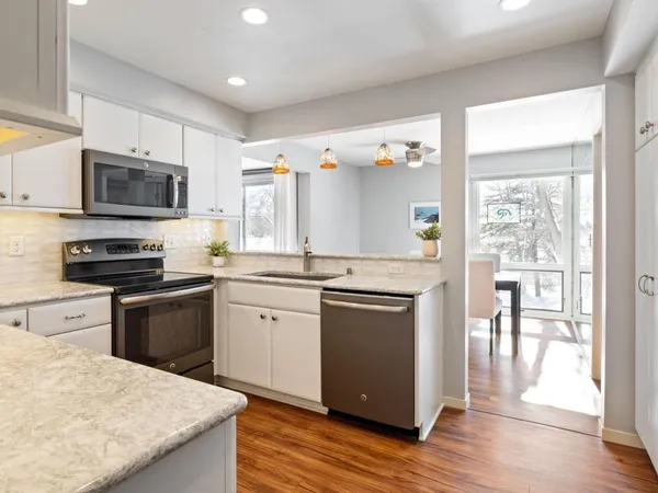 $275,000 | 6075 Lincoln Drive, Unit 211, Edina, MN 55436