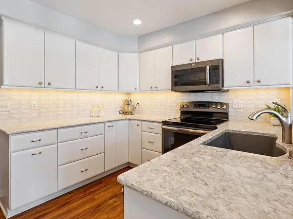 $275,000 | 6075 Lincoln Drive, Unit 211, Edina, MN 55436