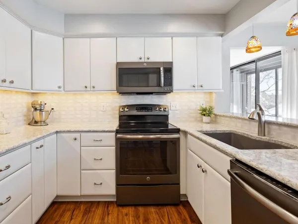 $275,000 | 6075 Lincoln Drive, Unit 211, Edina, MN 55436