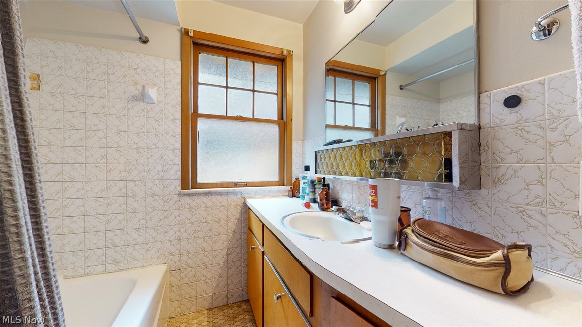 2633 Colchester Road Cleveland, OH 44106 - Photo 12 of 18