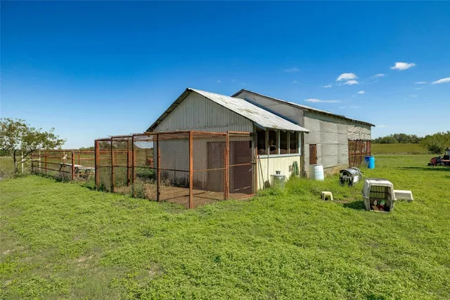 a view of a house with backyard
