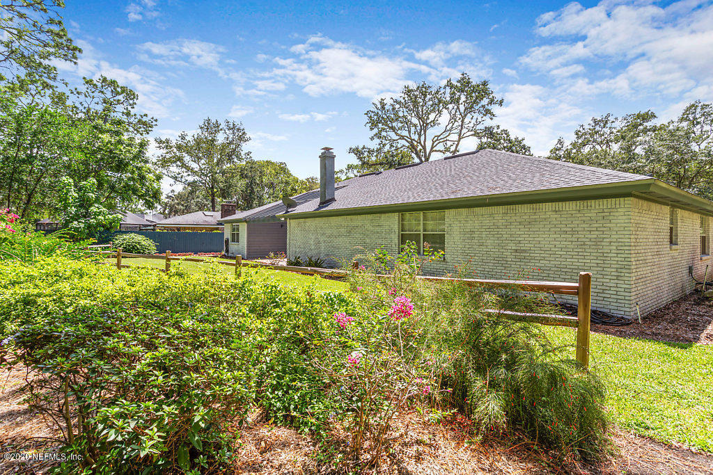 9625 Beauclerc Bluff Road Jacksonville, FL 32257 - Photo 29 of 30 a backyard of a house with table and chairs