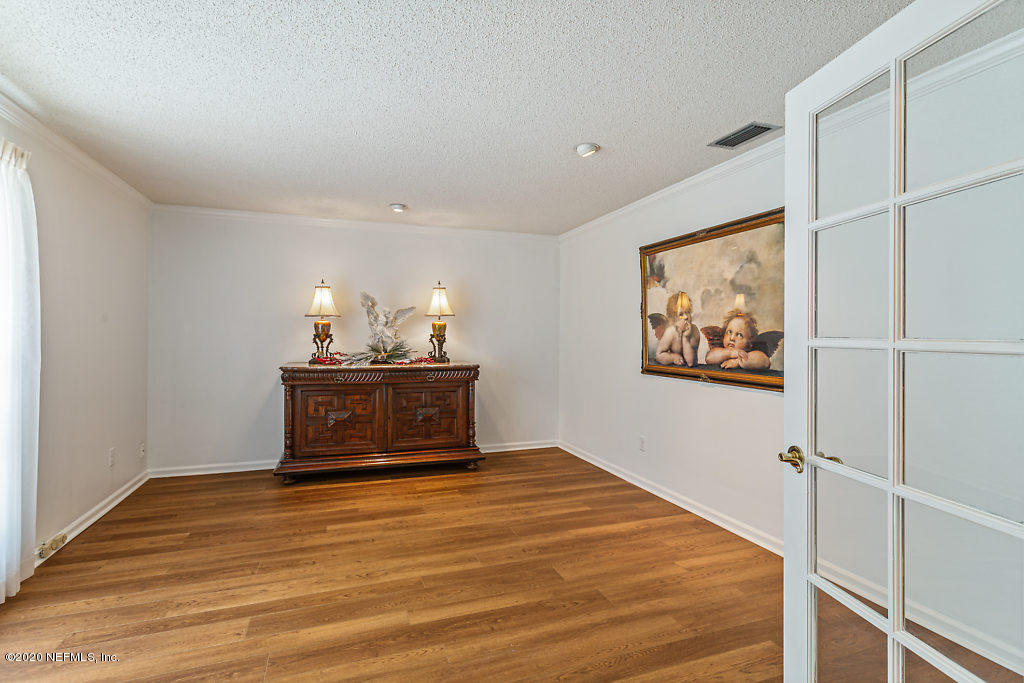 9625 Beauclerc Bluff Road Jacksonville, FL 32257 - Photo 5 of 30 a room with a bed and a painting on the wall