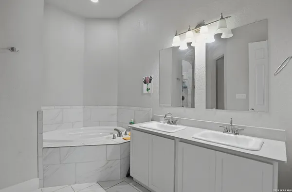 $2,590 | 164 Ave Ventana, San Antonio, TX 78256