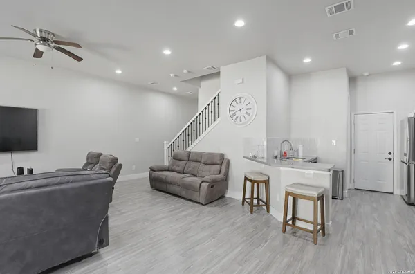 $2,590 | 164 Ave Ventana, San Antonio, TX 78256