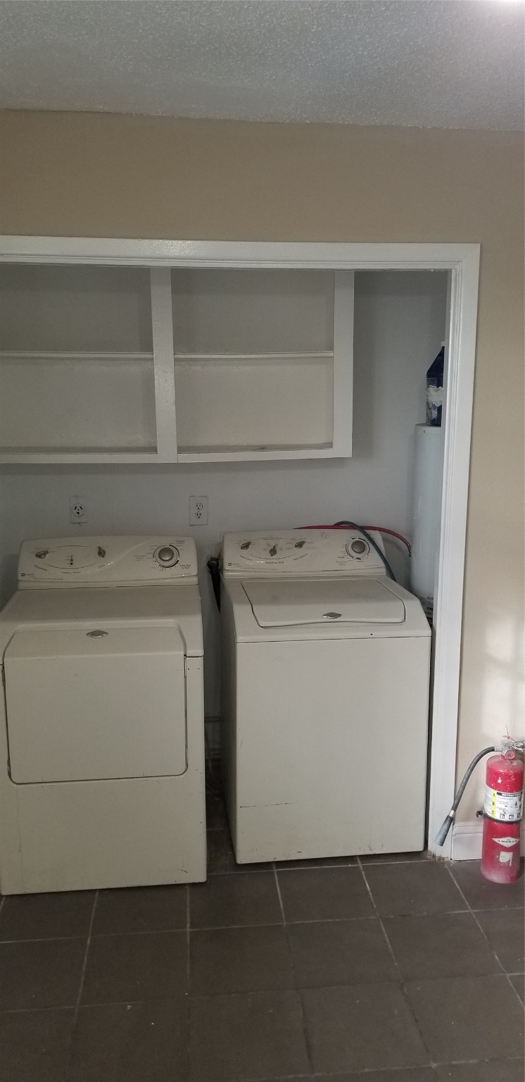 9537 Braeburn Glen Boulevard Houston, TX 77074 - Photo 3 of 15 a utility room with dryer and washer