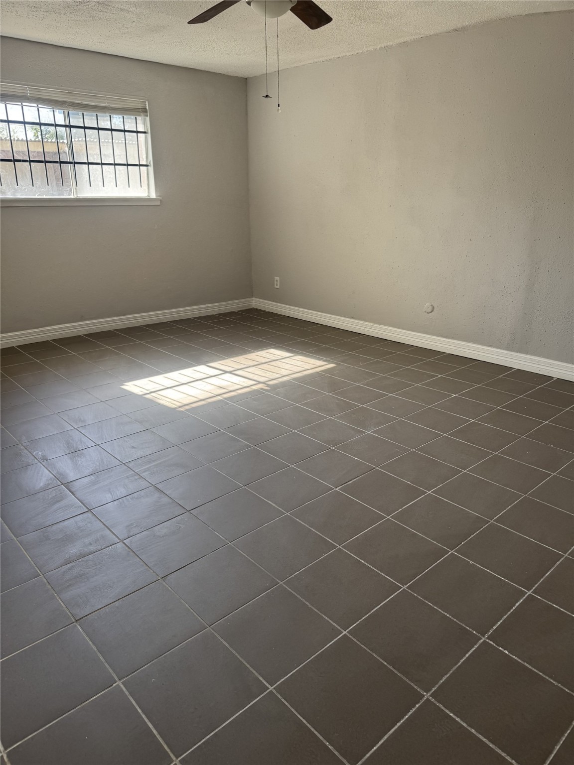 9537 Braeburn Glen Boulevard Houston, TX 77074 - Photo 9 of 15 an empty room with a empty space and windows