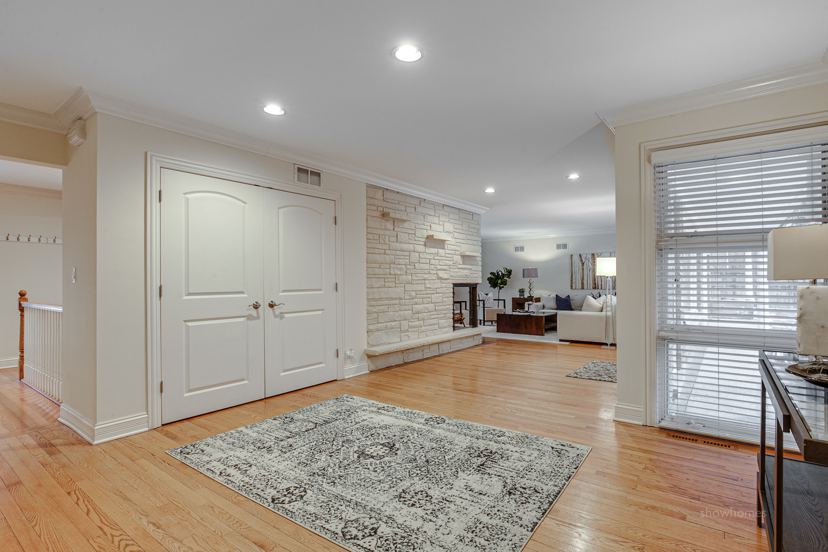 485 East Westleigh Road Lake Forest, IL 60045 - Photo 3 of 22 a view of a livingroom with furniture and an entryway