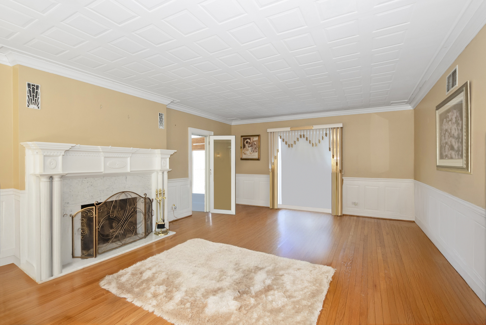 739 Aberdeen Drive Crete, IL 60417 - Photo 3 of 35 a view of a livingroom with a fireplace dryer and entryway