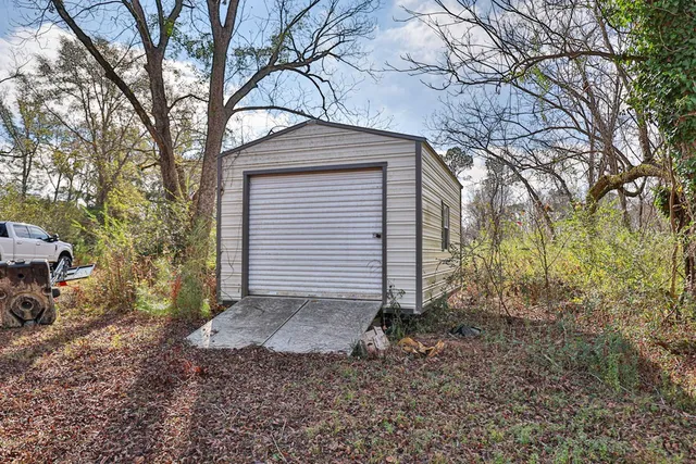 a view of an outdoor space