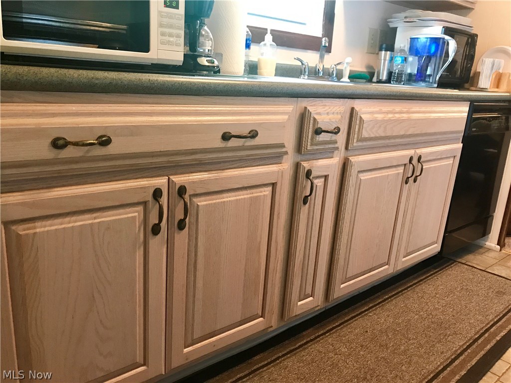 15540 Valentine Road Thompson, OH 44086 - Photo 8 of 18 Nice, in-style, newer kitchen cabinets