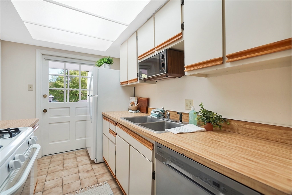 39 Yorktown Drive, Unit D Springfield, MA 01108 - Photo 11 of 29